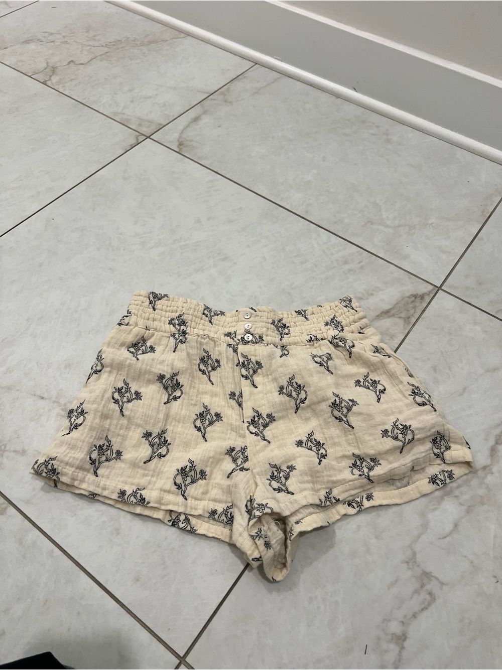 Zara Cream Floral Shorts Size Small